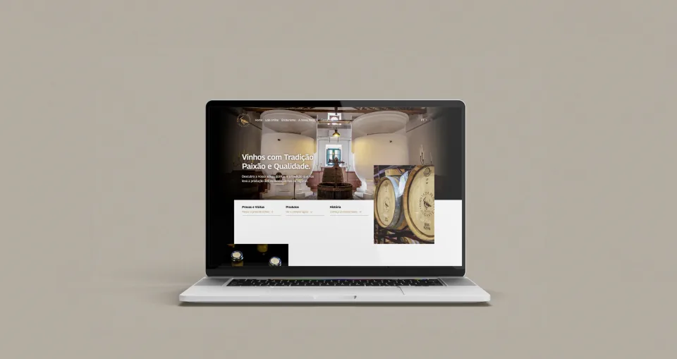 Website e loja online de vinhos apresentados num portátil